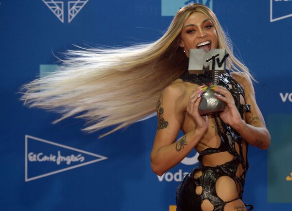 Бразильский исполнитель Паблло Виттар с наградой после церемонии награждения European MTV Awards в Испании - Sputnik Армения