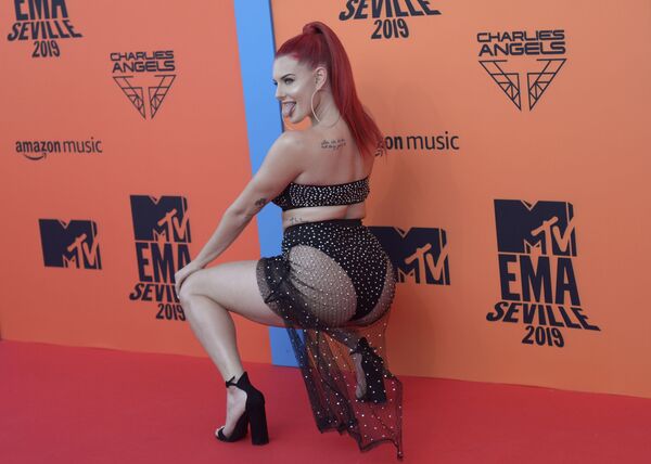 Рэпер Джастина Валентайн на красной дорожке церемонии награждения European MTV Awards в Испании  - Sputnik Армения