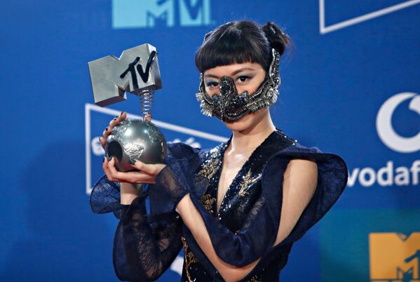 Jasmine Sokko с наградой на Церемонии награждения MTV Europe Music Awards в выставочном центре FIBES в Севилье, Испания - Sputnik Армения