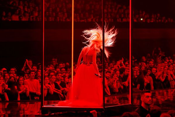 Певица Ava Max выступает на Церемонии награждения MTV Europe Music Awards в выставочном центре FIBES в Севилье, Испания - Sputnik Армения