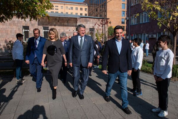 «Նկարը կչորանա, ցերեկ կլինի». ինչպես ռուս պատգամավորներին դիմավորեցին Հայաստանում «Նկարը կչորանա, ցերեկ կլինի». ինչպես ռուս պատգամավորներին դիմավորեցին Հայաստանում - Sputnik Արմենիա