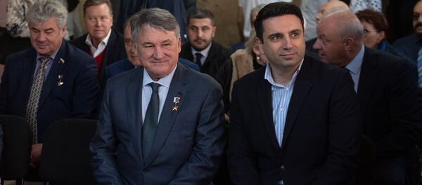 Заместитель главы Совета федерации России Юрий Воробьев и вице-спикер Национального собрания Армении Ален Симонян в основной школе No 7 имени В.В.Маяковского (7 ноября 2019). Еревaн Заместитель главы Совета федерации России Юрий Воробьев и вице-спикер Национального собрания Армении Ален Симонян в основной школе No 7 имени В.В.Маяковского (7 ноября 2019). Еревaн - Sputnik Армения