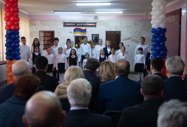 Картина высохнет — настанет день: как российских депутатов встретили в Армении Картина высохнет — настанет день: как российских депутатов встретили в Армении - Sputnik Армения