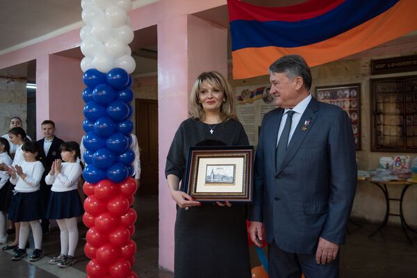 Картина высохнет — настанет день: как российских депутатов встретили в Армении - Sputnik Армения