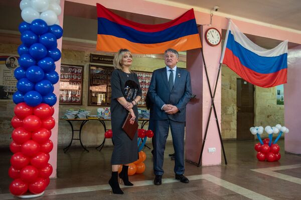 «Նկարը կչորանա, ցերեկ կլինի». ինչպես ռուս պատգամավորներին դիմավորեցին Հայաստանում «Նկարը կչորանա, ցերեկ կլինի». ինչպես ռուս պատգամավորներին դիմավորեցին Հայաստանում - Sputnik Արմենիա