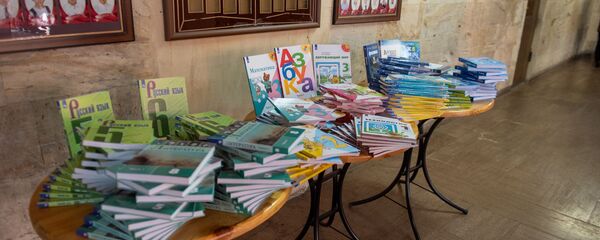 Подаренные учебники основной школе No 7 имени В.В.Маяковского от членов Межпарламенской комиссии по сотрудничеству Федерального Собрания России (7 ноября 2019). Еревaн - Sputnik Արմենիա