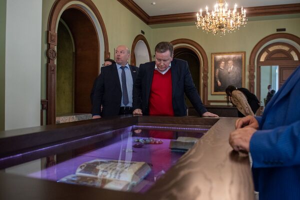 «Նկարը կչորանա, ցերեկ կլինի». ինչպես ռուս պատգամավորներին դիմավորեցին Հայաստանում «Նկարը կչորանա, ցերեկ կլինի». ինչպես ռուս պատգամավորներին դիմավորեցին Հայաստանում - Sputnik Արմենիա