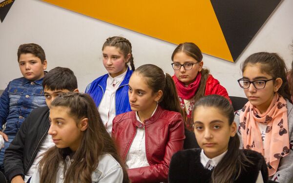 Ученики школы No 153 в проекте Sputnik MediUs (7 ноября 2019). Еревaн - Sputnik Армения