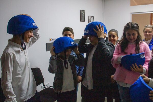 Как голос превращается в радиоволну: первоклашкам в Ереване показали, как работают медиа - Sputnik Армения