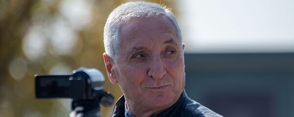 Сурен Абраамян отвечает на вопросы журналистов в военном пантеоне Ераблур (27 октября 2019). Еревaн - Sputnik Արմենիա