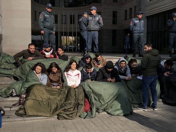 Если Арутюнян ошибся, то ответит: Пашинян обещал разобраться с жалобой студентов - Sputnik Армения