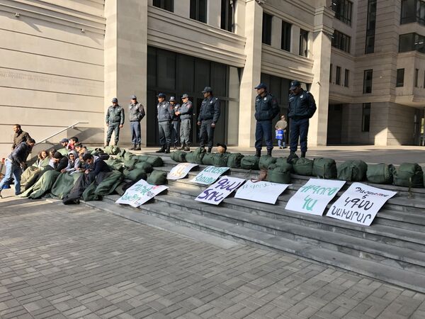 Если Арутюнян ошибся, то ответит: Пашинян обещал разобраться с жалобой студентов - Sputnik Армения