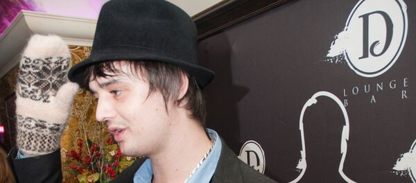 Британский музыкант Пит Доэрти перед своим концертом в Tommy D Lounge Bar. - Sputnik Армения