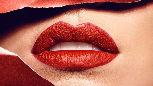 Чувственные женские губы накрашенные ярко-красной помадой - Sputnik Армения