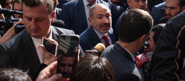 Премьер-министр Никол Пашинян перед зданием министерства образования, науки, культуры и спорта (8 ноября 2019). Еревaн - Sputnik Արմենիա
