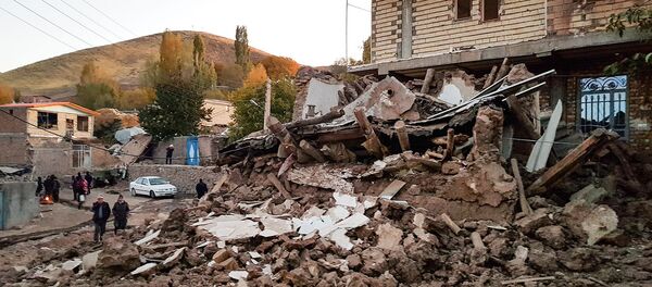 Обломки зданий в деревне Варнакеш, примерно в 120 километрах к юго-востоку от города Тебриз, в провинции Восточный Азербайджан, после землетрясения магнитудой 5,9 (8 ноября 2019). Иран - Sputnik Արմենիա