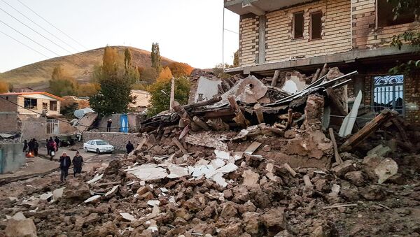 Обломки зданий в деревне Варнакеш, примерно в 120 километрах к юго-востоку от города Тебриз, в провинции Восточный Азербайджан, после землетрясения магнитудой 5,9 (8 ноября 2019). Иран - Sputnik Армения