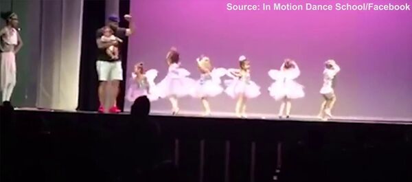 Папа пришел на помощь своей пятилетней дочери и сделал лучшее па в истории Папа пришел на помощь своей пятилетней дочери и сделал лучшее па в истории - Sputnik Армения