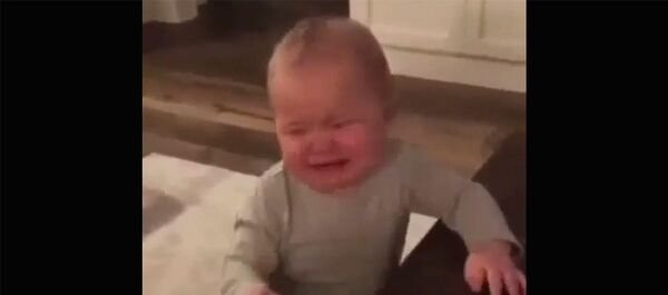 Малыш перестает плакать через пульт от телевизора Малыш перестает плакать через пульт от телевизора - Sputnik Արմենիա