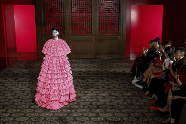 Модель представляет творение дизайнера Pierpaolo Piccioli из коллекции Valentino Haute Couture во время показа мод Летнем дворце Аман в Пекине, Китай - Sputnik Армения