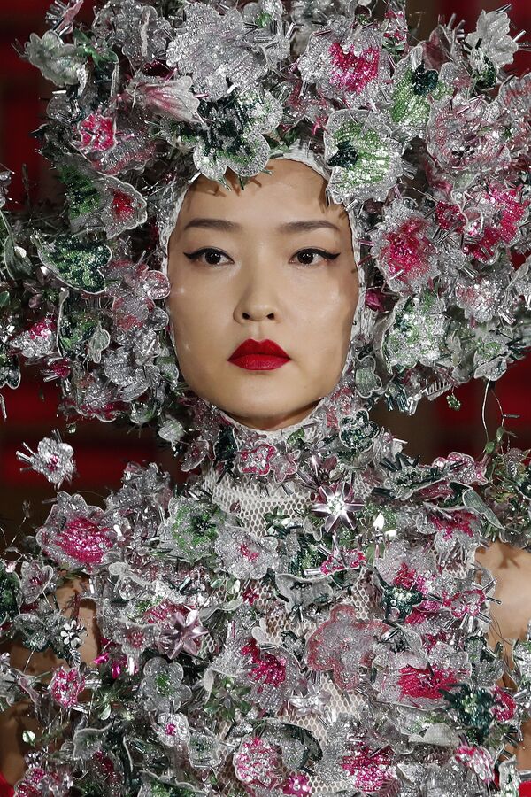 Модель представляет творение дизайнера Pierpaolo Piccioli из коллекции Valentino Haute Couture во время показа мод Летнем дворце Аман в Пекине, Китай - Sputnik Армения