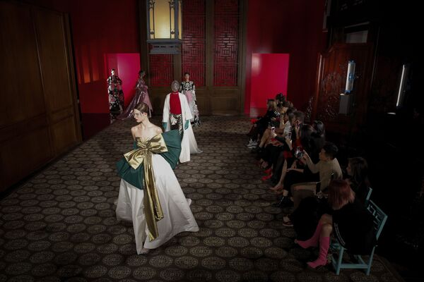 Модели представляют творения дизайнера Pierpaolo Piccioli из коллекции Valentino Haute Couture во время показа мод в Летнем дворце Аман в Пекине, Китай - Sputnik Армения