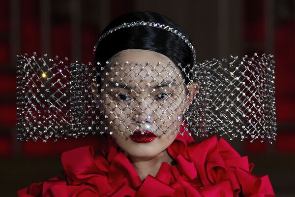 Модель представляет творение дизайнера Pierpaolo Piccioli из коллекции Valentino Haute Couture во время показа мод в Летнем дворце Аман в Пекине, Китай - Sputnik Армения