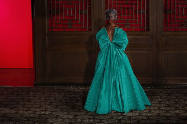 Модель представляет творение дизайнера Pierpaolo Piccioli из коллекции Valentino Haute Couture во время показа мод в Летнем дворце Аман в Пекине, Китай - Sputnik Армения