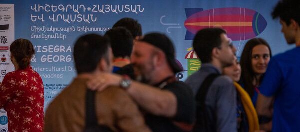 Гости и участники международного детского и юношеского кинофестиваля Ролан-2019 перед банером фестиваля (9 ноября 2019). Еревaн - Sputnik Արմենիա