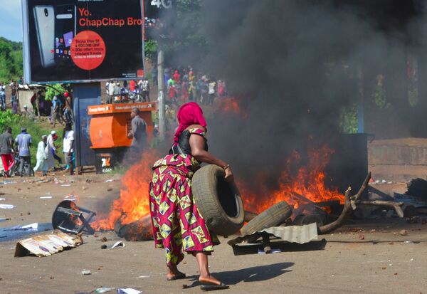 Протестующие жгут шины во время уличных протестов в Конакри, Гвинея - Sputnik Армения