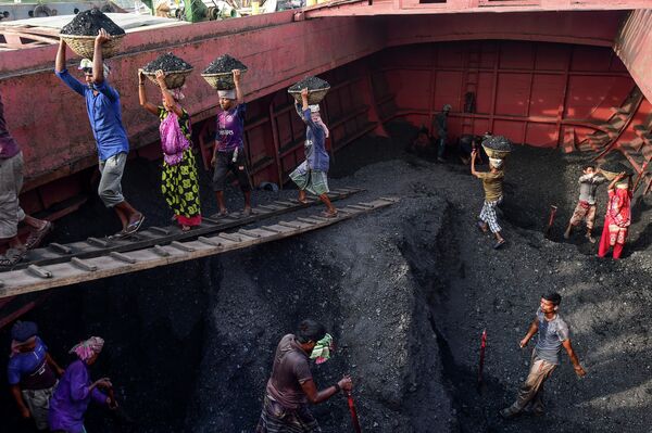 Рабочие выгружают уголь с грузового корабля в Габтоли, Бангладеш - Sputnik Армения