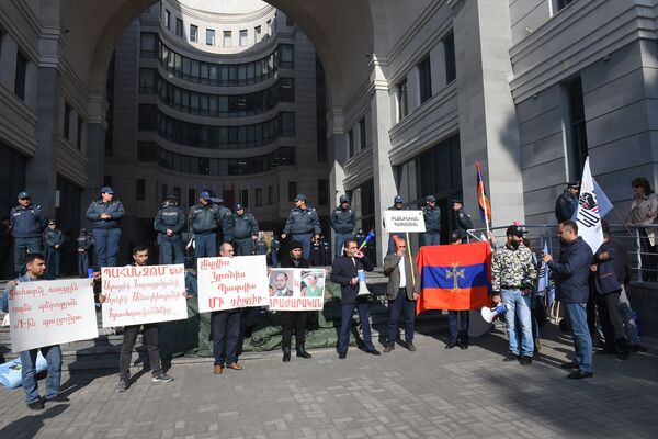 Европейские дудуки против Араика Арутюняна: протесты продолжаются - Sputnik Армения