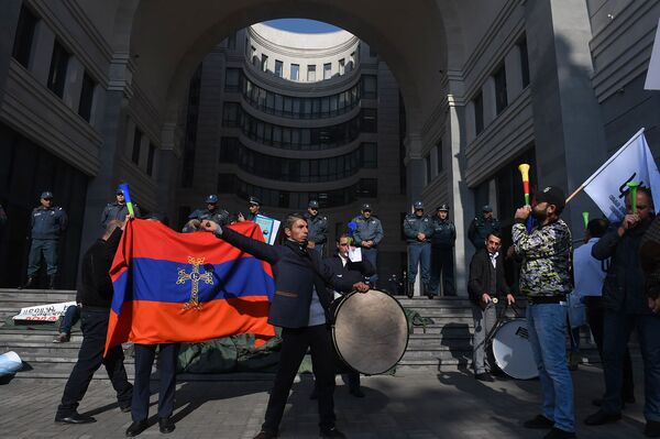 Европейские дудуки против Араика Арутюняна: протесты продолжаются - Sputnik Армения