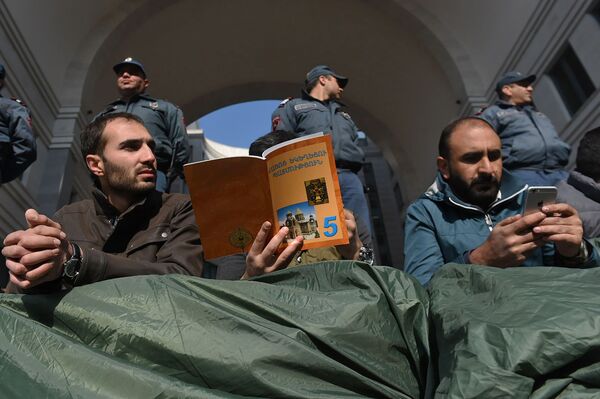 Европейские дудуки против Араика Арутюняна: протесты продолжаются - Sputnik Армения