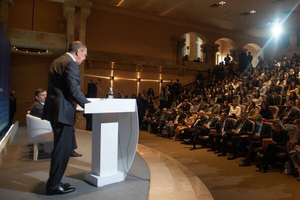 Автографы, фото и письма: Лаврова ереванские студенты встретили как рок-звезду - Sputnik Армения