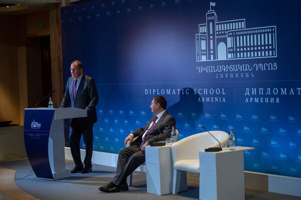 Автографы, фото и письма: Лаврова ереванские студенты встретили как рок-звезду - Sputnik Армения