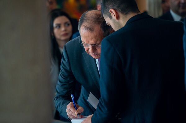 Автографы, фото и письма: Лаврова ереванские студенты встретили как рок-звезду - Sputnik Армения