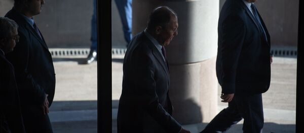 Министр иностранных дел России Сергей Лавров покидает Дипломатическую школу Армении (11 ноября 2019). Еревaн - Sputnik Армения