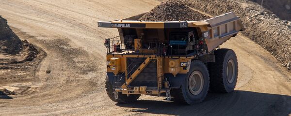 Грузовой автомобиль на руднике Зангезурского медно-молибденового комбината Грузовой автомобиль на руднике Зангезурского медно-молибденового комбината - Sputnik Армения