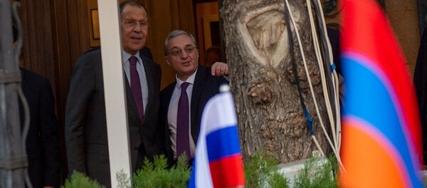 Глава МИД России Сергей Лавров выпил кофе с коллегой Зограбом Мнацаканяном в одном из ереванских ресторанов (11 ноября 2019). Еревaн - Sputnik Армения
