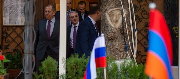Глава МИД России Сергей Лавров выпил кофе с коллегой Зограбом Мнацаканяном в одном из ереванских ресторанов (11 ноября 2019). Еревaн - Sputnik Армения