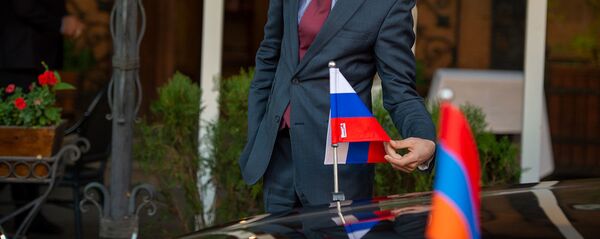 Автомобиль глав МИД Армении и России у входа одного из ереванских ресторанов (11 ноября 2019). Еревaн - Sputnik Армения
