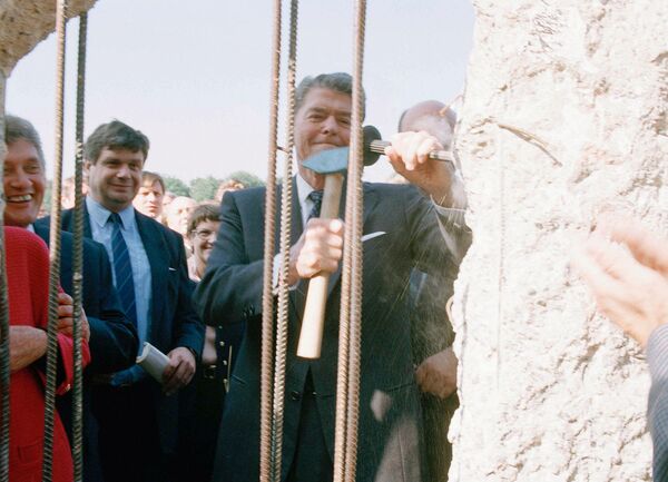 «5 րոպե Դուլյանի հետ». Պատմության դասերը. ինչպես փլուզվեց «Ամոթի պատը» - Sputnik Արմենիա