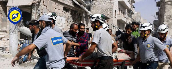 Спасатели перемещают жертву с места авиаударов в районе Аль-Сахур повстанческой части восточного Алеппо (21 сентября 2016). Сирия - Sputnik Армения