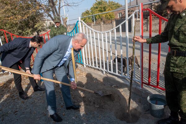 Գրիբոյեդով գյուղի «կանաչ» և «կապույտ» հյուրերը. երեխաներն արդեն ռուսական կենտրոն ունեն Գրիբոյեդով գյուղի «կանաչ» և «կապույտ» հյուրերը. երեխաներն արդեն ռուսական կենտրոն ունեն - Sputnik Արմենիա