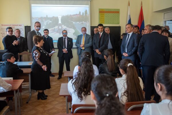 Зеленые и синие гости села Грибоедов: как у детей появился русский центр - Sputnik Армения