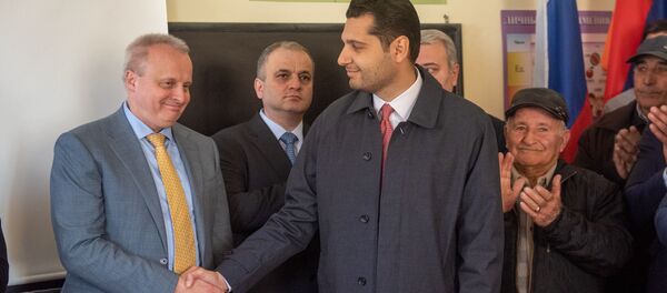 Делегация во главе с послом России в Армении Сергеем Копыркиным открыла в школе села Грибоедов центр русского языка (12 ноября 2019). Армавир Делегация во главе с послом России в Армении Сергеем Копыркиным открыла в школе села Грибоедов центр русского языка (12 ноября 2019). Армавир - Sputnik Армения