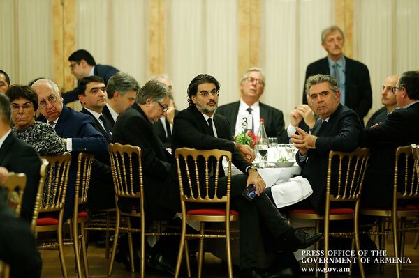 Нам нужны инженеры, а не тамады: Пашинян в Париже рассказал, как преодолеть бедность - Sputnik Армения