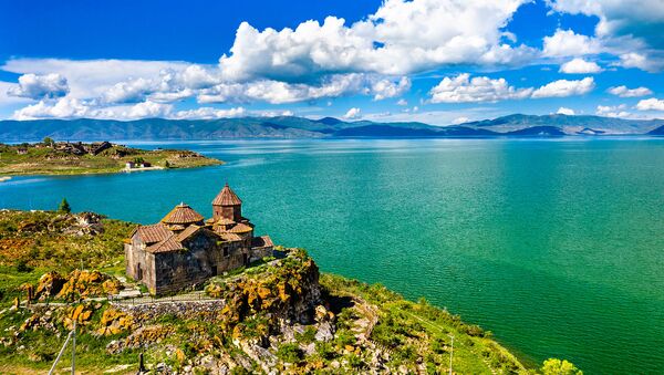 Вид с воздуха на монастырь Айраванк на озере Севан в Армении - Sputnik Армения