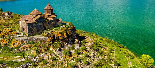 Вид с воздуха на монастырь Айраванк на озере Севан в Армении - Sputnik Армения